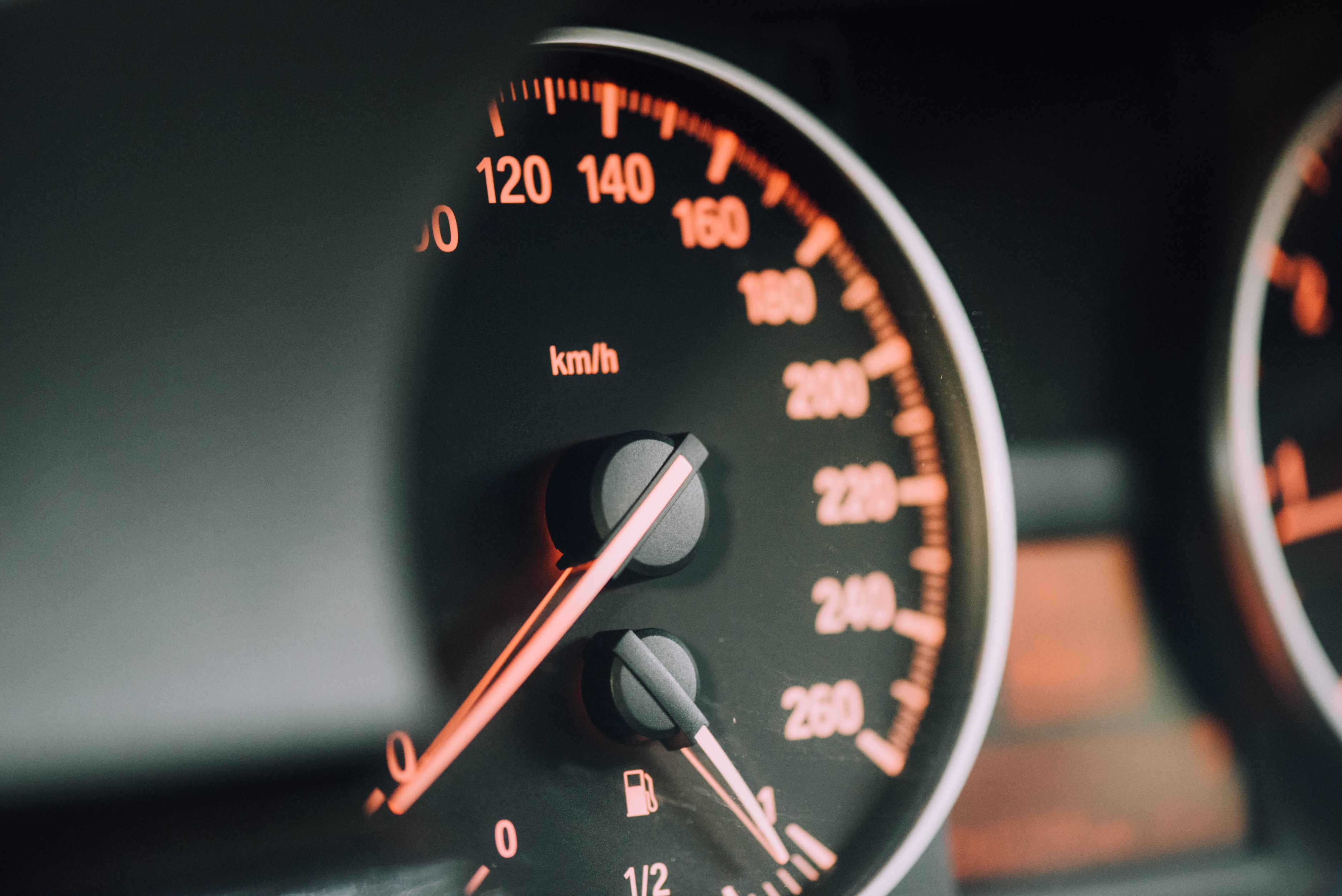 Snelheidsmeter van een auto
